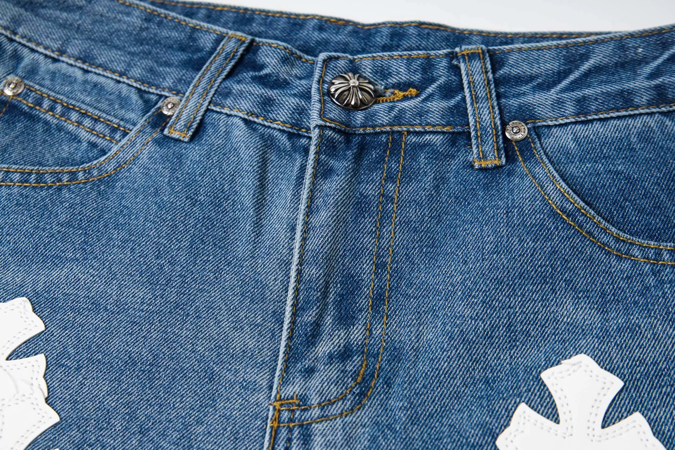 P210 Chrome Hearts jeans, blue and white leather. It is well known that chromehearts jeans use vintage Levis jeans as the base for creation. They usually add their own unique silver buckles and silver ornaments, plus leather embellishments. This is the reason why the value of these vintage jeans doubles, because the base is vintage jeans, and the jeans themselves have become very soft and comfortable after years of baptism. This can be distinguished from ordinary jeans. Regarding the size, you should also refer to the pants data. Style number: 1780# Size: 28 30 32 34 36